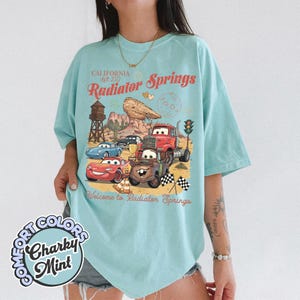 Camiseta vintage Radiator Springs Comfort Colors, camiseta Lightning McQueen Disney Pixar Cars, camiseta da família Pixar Cars, roupa para férias na Disney Charky Mint