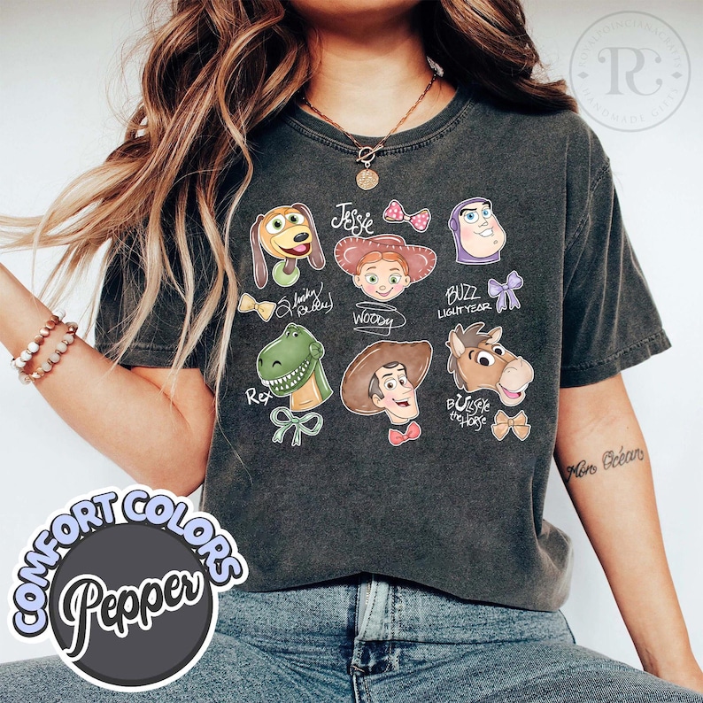 K&ouml;nnte beinhalten: Eine wei&szlig;e Keramik-Tasse mit schwarzem Henkel und dem Text "But First, Coffee" in fetter, schwarzer Schrift. Die Tasse steht vor einem neutralen Hintergrund, der ihr schlichtes Design hervorhebt.