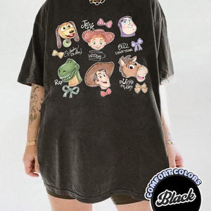 Retro Toy Story Comfort Colors Shirt, Toy Story Checkered Signature Group Shirt, Woody, Buzz, Jessie, Slinky, Disneyland Familie Passendes T-Shirt Black