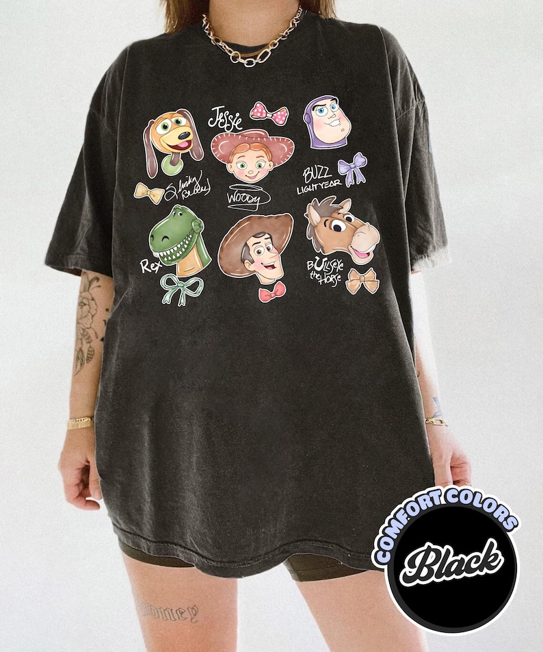 Retro Toy Story Comfort Colors Shirt, Toy Story Checkered Signature Group Shirt, Woody, Buzz, Jessie, Slinky, Disneyland Familie Passendes T-Shirt Black