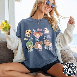 K&ouml;nnte beinhalten: Eine wei&szlig;e Keramik-Tasse mit schwarzem Henkel und dem Text "But First, Coffee" in schwarzer, handschriftlicher Schrift. Die Tasse steht auf einer wei&szlig;en Oberfl&auml;che.