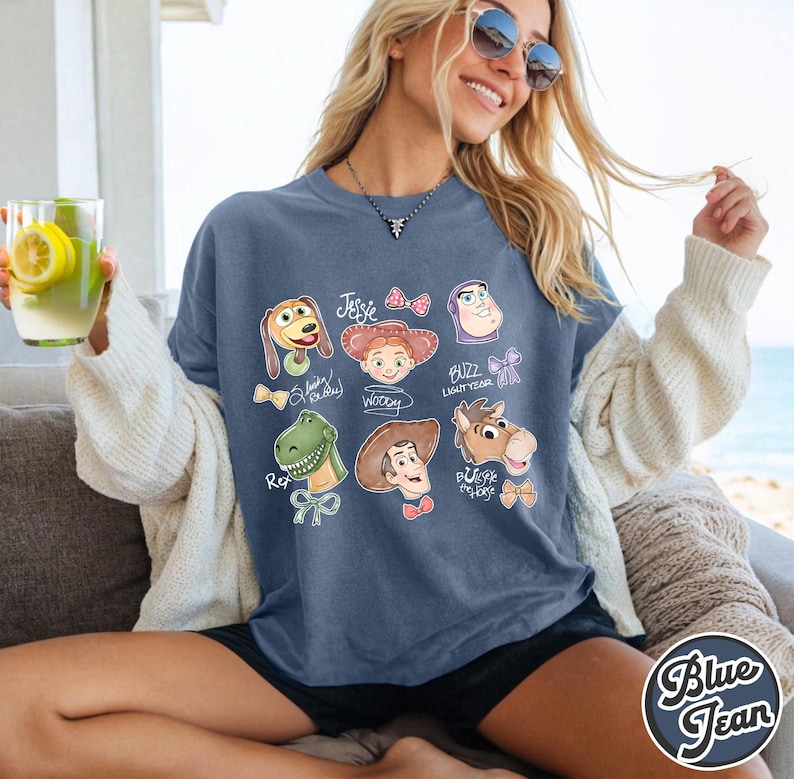 K&ouml;nnte beinhalten: Eine wei&szlig;e Keramik-Tasse mit schwarzem Henkel und dem Text "But First, Coffee" in schwarzer, handschriftlicher Schrift. Die Tasse steht auf einer wei&szlig;en Oberfl&auml;che.