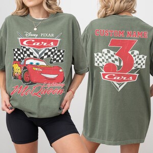 Może przedstawiać: Rustykalny drewniany znak z napisem "Welcome to our home" w stylu ręcznym. Znak ma postarzaną powierzchnię i prosty, zachęcający design, idealny na ganek lub do wejścia.