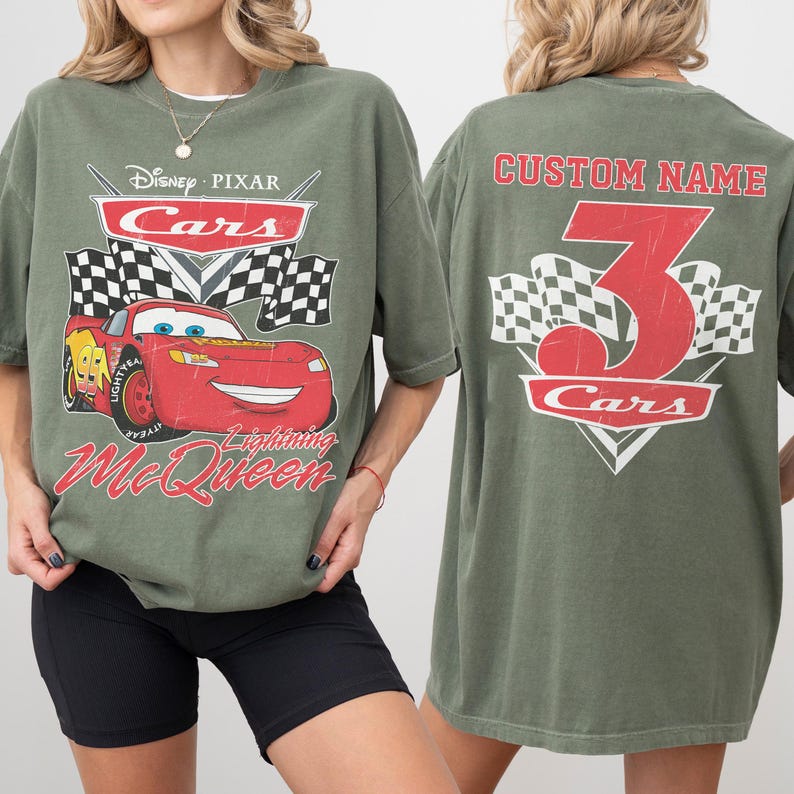 Może przedstawiać: Rustykalny drewniany znak z napisem "Welcome to our home" w stylu ręcznym. Znak ma postarzaną powierzchnię i prosty, zachęcający design, idealny na ganek lub do wejścia.