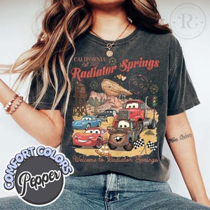Camiseta vintage Radiator Springs Comfort Colors, camiseta Lightning McQueen Disney Pixar Cars, camiseta da família Pixar Cars, roupa para férias na Disney Pepper/ Charcoal