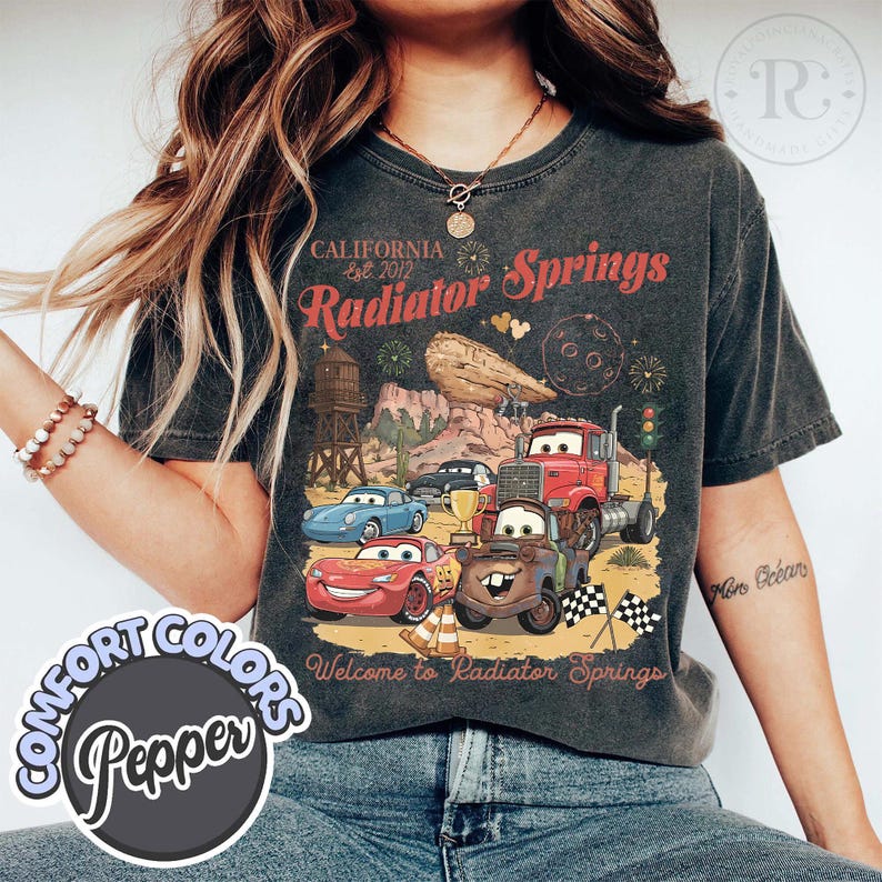 Camiseta vintage Radiator Springs Comfort Colors, camiseta Lightning McQueen Disney Pixar Cars, camiseta da família Pixar Cars, roupa para férias na Disney Pepper/ Charcoal