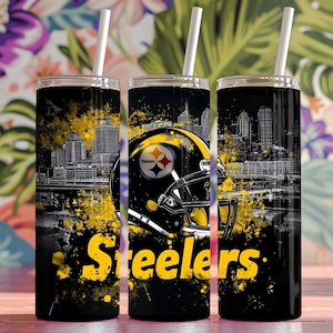 Op de afbeelding: Drie roestvrijstalen bekers met een zwart en geel ontwerp met een voetbalhelm en de woorden "Steelers". Het ontwerp bevat ook een stadsbeeld en gele verfspatten.
