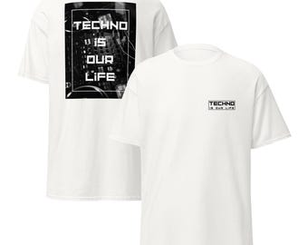Könnte beinhalten: Weiße T-Shirts mit dem Aufdruck "TECHNO IS OUR LIFE" auf der Rückseite und der Vorderseite. Die Rückseite zeigt ein Schwarz-Weiß-Bild eines Mischpults. Auf der Vorderseite steht derselbe Text in kleinerer Schrift.