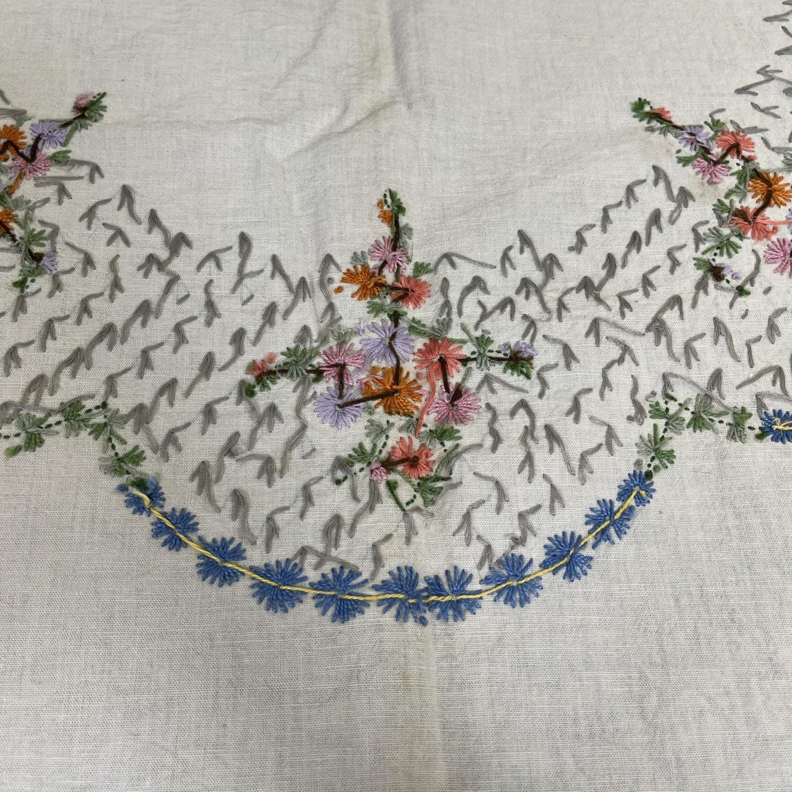 Nappe brodée à la main VTG 58 x 66,5 po., tissu ivoire avec broderie florale FS - France