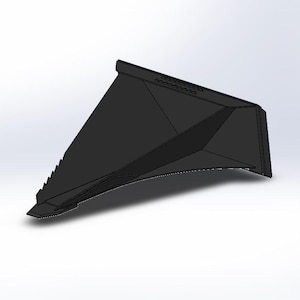 Puede incluir: Un objeto negro, geométrico y angular con un diseño complejo. El objeto tiene una parte superior plana con una serie de pequeñas muescas espaciadas uniformemente a lo largo de un borde. El objeto está sobre un fondo blanco.