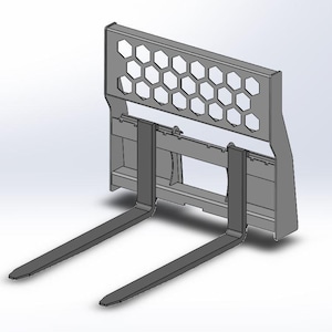 Puede incluir: Un accesorio gris para carretilla elevadora con dos horquillas largas y paralelas que se extienden desde un marco central. El marco presenta un patrón de panal en la parte superior. El diseño está renderizado en 3D, lo que sugiere un producto para uso industrial o de construcción.