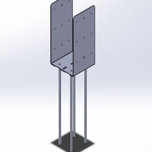 Puede incluir: Un soporte metálico gris con un diseño en forma de U, con dos placas verticales conectadas por una base. El soporte tiene múltiples agujeros y está soportado por tres patas cilíndricas. El diseño está renderizado en 3D.