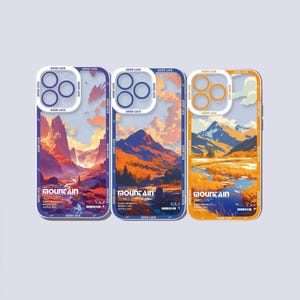 Peut inclure: Trois coques de téléphone avec un motif de paysage de montagne. Chaque coque a un schéma de couleurs différent et présente une découpe circulaire pour l'objectif de l'appareil photo. Le texte "Mountain" est imprimé sur chaque coque, ainsi que la phrase "Every Moments, Bright Life, Joyful Day".