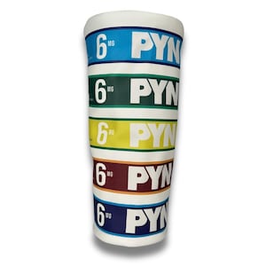 Peut inclure: Une housse de tête de club de golf cylindrique blanche avec des bandes bleues, vertes, jaunes, marron et bleu marine, chacune affichant le texte "6 MG PYN". La housse est conçue pour protéger les clubs de golf.