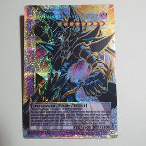 Op de afbeelding: Een holografische Yu-Gi-Oh! ruilkaart met het personage Dark Paladin in een donkerblauw harnas. De kaart bevat de tekst Spellcaster, Fusion, Effect, ATK 2900 en DEF 2400. De achtergrond heeft een glinsterende, veelkleurige prismatische folieafwerking.
