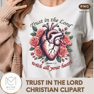 Pode incluir: Camiseta branca com um gráfico de um coração cercado por rosas cor-de-rosa e folhas verdes. O texto "Trust in the Lord with all your heart" está impresso na camiseta. O texto "Proverbs 3:5" também está impresso na camiseta.