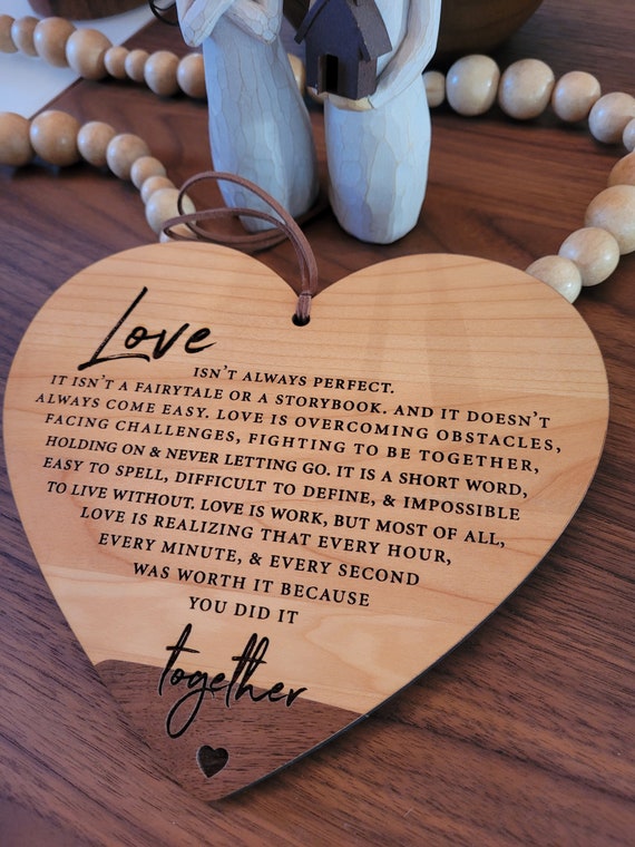 Messaggio d'amore per lui / Messaggio d'amore per lei / L'amore non è solo  perfetto / Placca di legno a cuore personalizzata / Regalo di San Valentino  / Citazione d'amore -  Italia