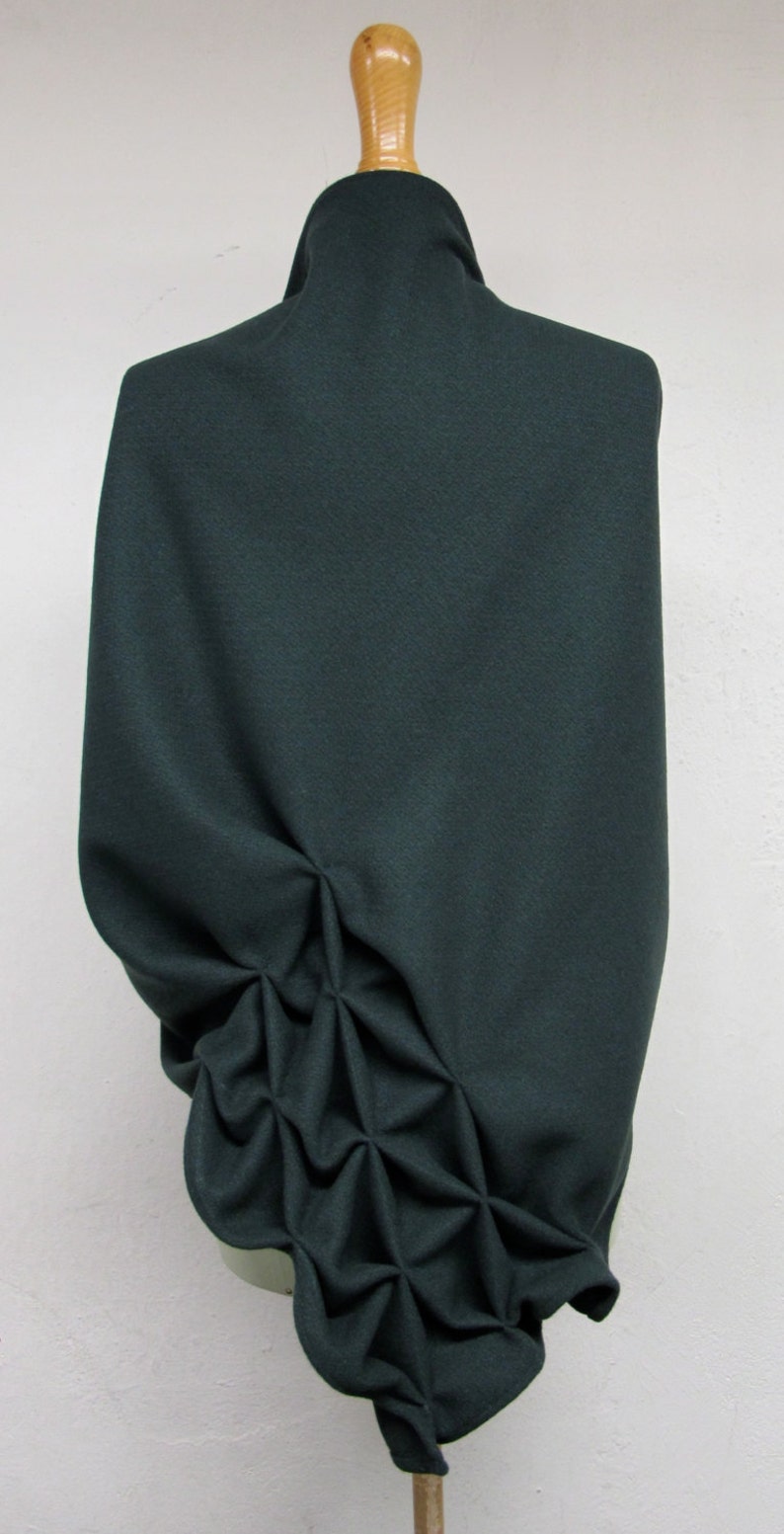 geometrischer wollschal in smaragd, 100% wolle, dreieckstuch länge 220cm, dunkelgrün Bild 3