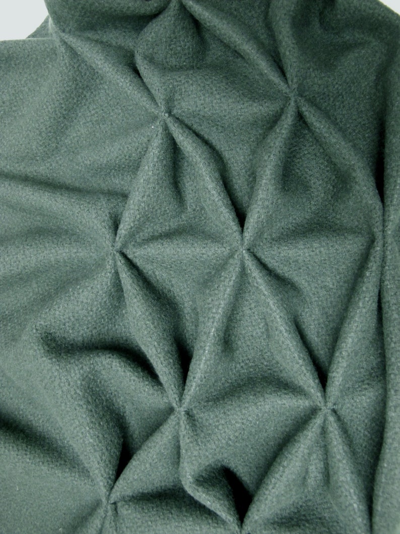 émeraude de laine géométrique, 100 % laine, triangulaire longueur 220 cm, vert foncé image 2