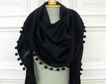 woolshawl with pompons in black