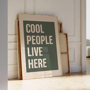クールな人々がここに住んでいますデジタルプリントタイポグラフィウォールアートグリーンウォールデコレーションプリントウォールアートかわいいアパートデコレーショントレンディなポスタープリント