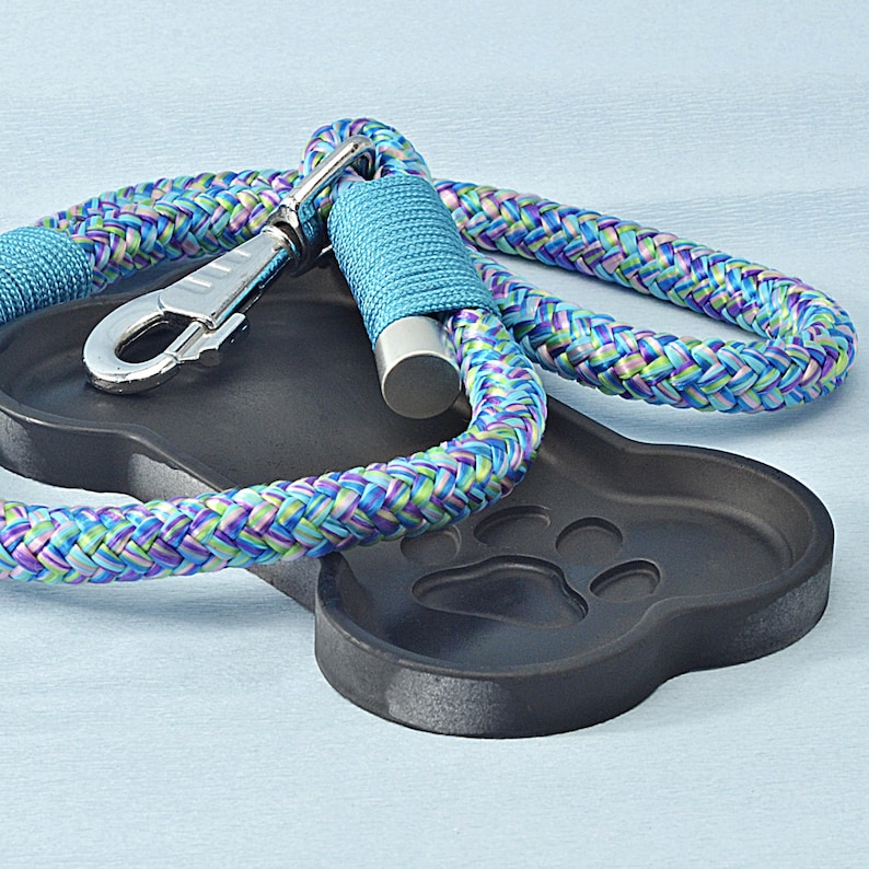 Handmade paracord dog leash in a stylish pattern - Dog Training and Walking
