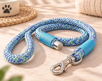 Peut inclure: Une laisse pour chien en corde tressée présentant un motif multicolore de brins bleus, violets et verts. La laisse comprend des enroulements de cordon bleu vif, un embout en métal argenté et un mousqueton pivotant en métal argenté poli.