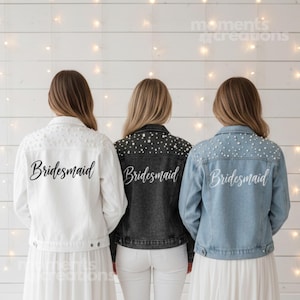K&ouml;nnte beinhalten: Drei Jeansjacken in Wei&szlig;, Schwarz und Hellblau, jede mit Perlenverzierungen auf den Schultern. Das Wort "Bridesmaid" ist in Schreibschrift auf den R&uuml;cken jeder Jacke gedruckt. Ideal f&uuml;r eine Hochzeitsgesellschaft.