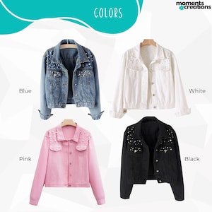 K&ouml;nnte beinhalten: Vier Jeansjacken in Blau, Wei&szlig;, Rosa und Schwarz. Jede Jacke hat eine Knopfleiste, lange &Auml;rmel und Perlenverzierungen. Das Wort "COLORS" steht oben im Bild.