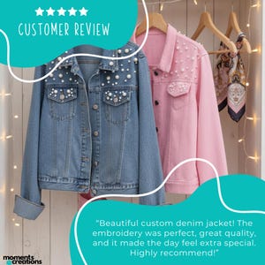 K&ouml;nnte beinhalten: Zwei Jeansjacken, eine hellblaue und eine rosa, werden gezeigt. Beide Jacken haben Perlenverzierungen und h&auml;ngen an Holzb&uuml;geln. Die hellblaue Jacke hat ein klassisches Jeansdesign, w&auml;hrend die rosa Jacke einen weicheren Look bietet.
