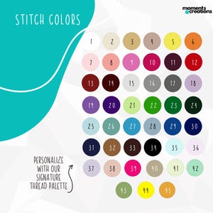 K&ouml;nnte beinhalten: Eine Farbkarte mit der Aufschrift "STITCH COLORS" mit 45 nummerierten Farbfeldern in verschiedenen Farbt&ouml;nen. Der Text "PERSONALIZE WITH OUR SIGNATURE THREAD PALETTE" ist ebenfalls vorhanden. Die Farbpalette umfasst Farbt&ouml;ne von Rosa, Gr&uuml;n, Blau und Gelb.