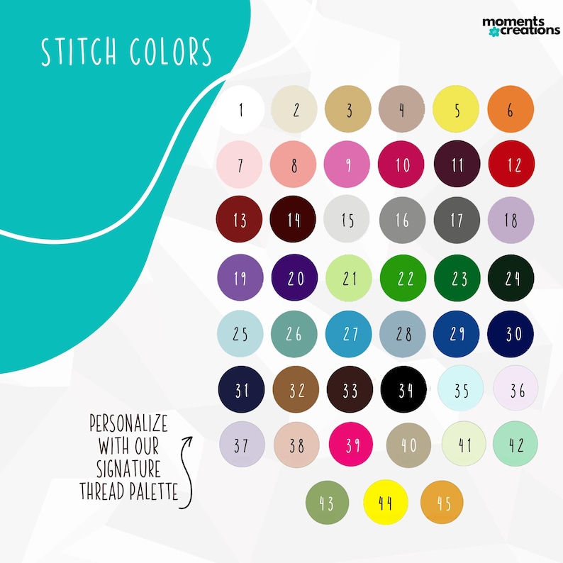 K&ouml;nnte beinhalten: Eine Farbkarte mit der Aufschrift "STITCH COLORS" mit 45 nummerierten Farbfeldern in verschiedenen Farbt&ouml;nen. Der Text "PERSONALIZE WITH OUR SIGNATURE THREAD PALETTE" ist ebenfalls vorhanden. Die Farbpalette umfasst Farbt&ouml;ne von Rosa, Gr&uuml;n, Blau und Gelb.