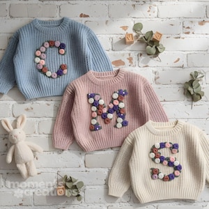 Handgeborduurde babytrui met bloemenmonogram: gepersonaliseerde kinderkleding aandenken