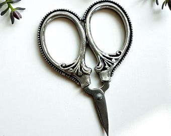 Zierliche Fadenschere