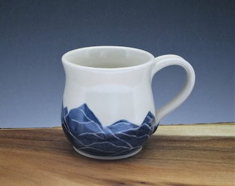 Taza de cerámica, taza de porcelana hecha y pintada a mano con estampado de montaña.