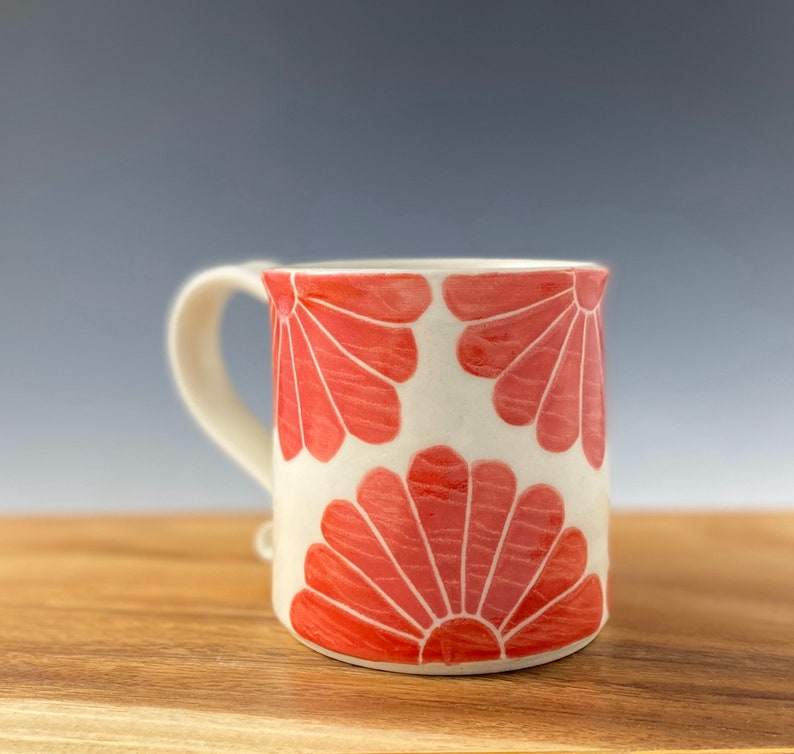 Keramik Kaffeetasse, Porzellan Tasse, handgefertigt mit rotem Blumen Design Bild 1