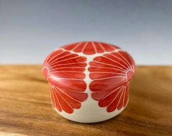 Beurrier français en céramique / Beurrier / Fabriqué à la main en porcelaine avec motif de fleurs rouges