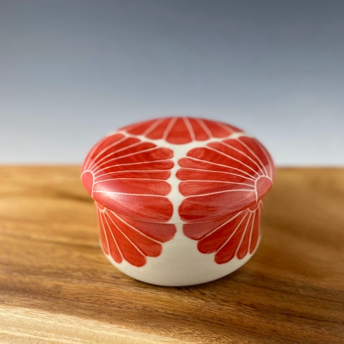Beurrier français en céramique / Beurrier / Fabriqué à la main en porcelaine avec motif de fleurs rouges