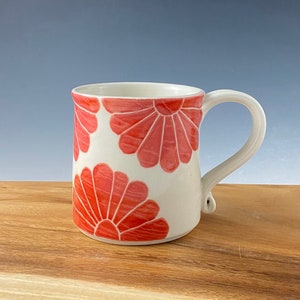 Keramik Kaffeetasse, Porzellan Tasse, handgefertigt mit rotem Blumen Design Bild 2