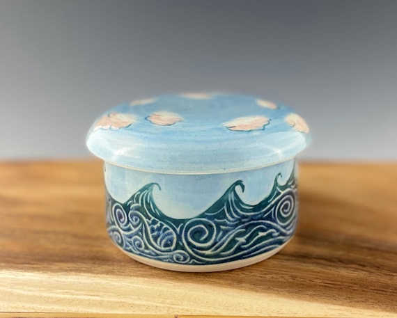 Keramik Französische Butterdose / Butter keeper / Hand aus Porzellan mit Wellen-Design