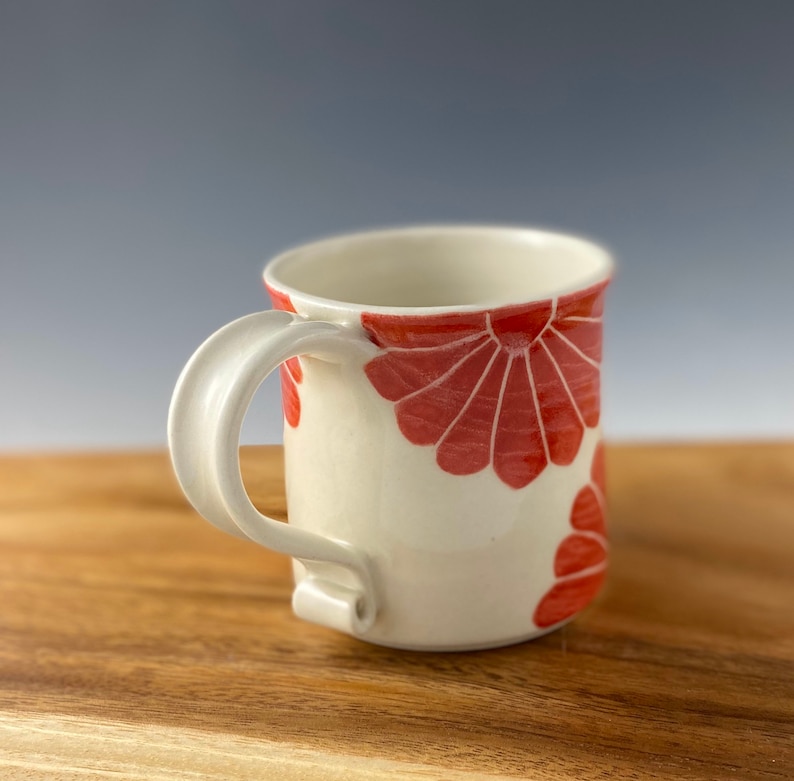 Keramik Kaffeetasse, Porzellan Tasse, handgefertigt mit rotem Blumen Design Bild 4