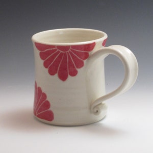 Keramik Kaffeetasse, Porzellan Tasse, handgefertigt mit rotem Blumen Design Bild 5