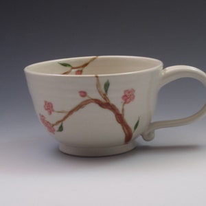 Porcelanowa filiżanka do herbaty z kwiatami wiśni, ręcznie wykonana i malowana