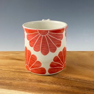 Keramik Kaffeetasse, Porzellan Tasse, handgefertigt mit rotem Blumen Design Bild 3