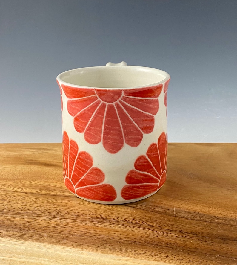 Keramik Kaffeetasse, Porzellan Tasse, handgefertigt mit rotem Blumen Design Bild 3