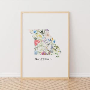 Peut inclure: Une impression florale de l'état du Missouri avec le mot "missouri" écrit en cursive sous le contour de l'état.