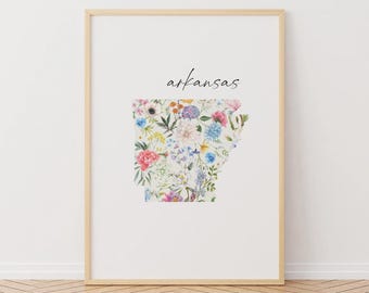 Könnte beinhalten: Ein druckbarer Kunstdruck mit dem Bundesstaat Arkansas, der in Weiß umrandet und mit einem bunten Blumenmuster gefüllt ist. Das Wort "Arkansas" ist oben auf dem Druck in schwarzer Schrift geschrieben.