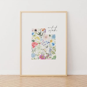 Könnte beinhalten: Ein floraler Druck des Bundesstaates Utah mit dem Wort "Utah" in schwarzer Schrift oben auf dem Druck.