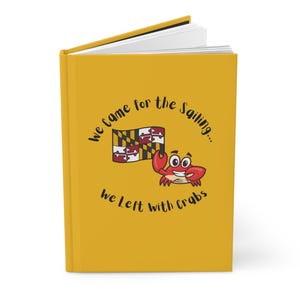 Puede incluir: Un juego de tres cuencos de cerámica apilables de diferentes tamaños. Los cuencos presentan un exterior moteado de color crema y un interior marrón oscuro contrastante. El cuenco más grande mide aproximadamente 20 cm de diámetro.