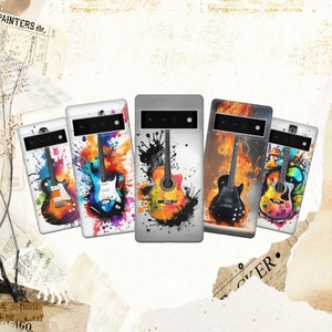 Peut inclure: Cinq coques de téléphone avec des motifs de guitares colorées. Chaque coque présente un style de guitare différent avec des éclaboussures d'aquarelle vibrantes. Les coques varient en couleur, notamment noir, bleu, blanc et orange, avec un fond d'art abstrait.